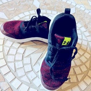Boys Under Armor Sz 3 sneakers
